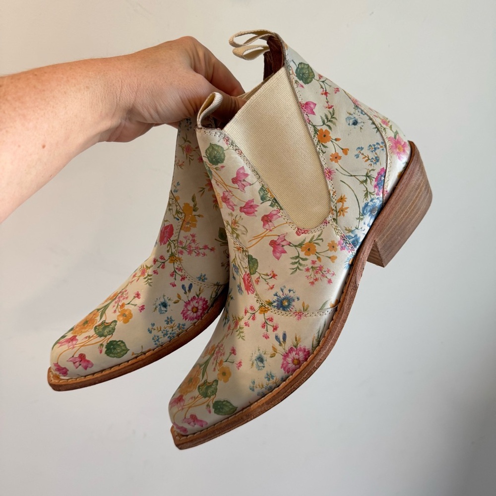 Free People Beau Western Chelsea Boot in Ivory Floral Leather Size 39.5 NWOT - Picture 4 of 10